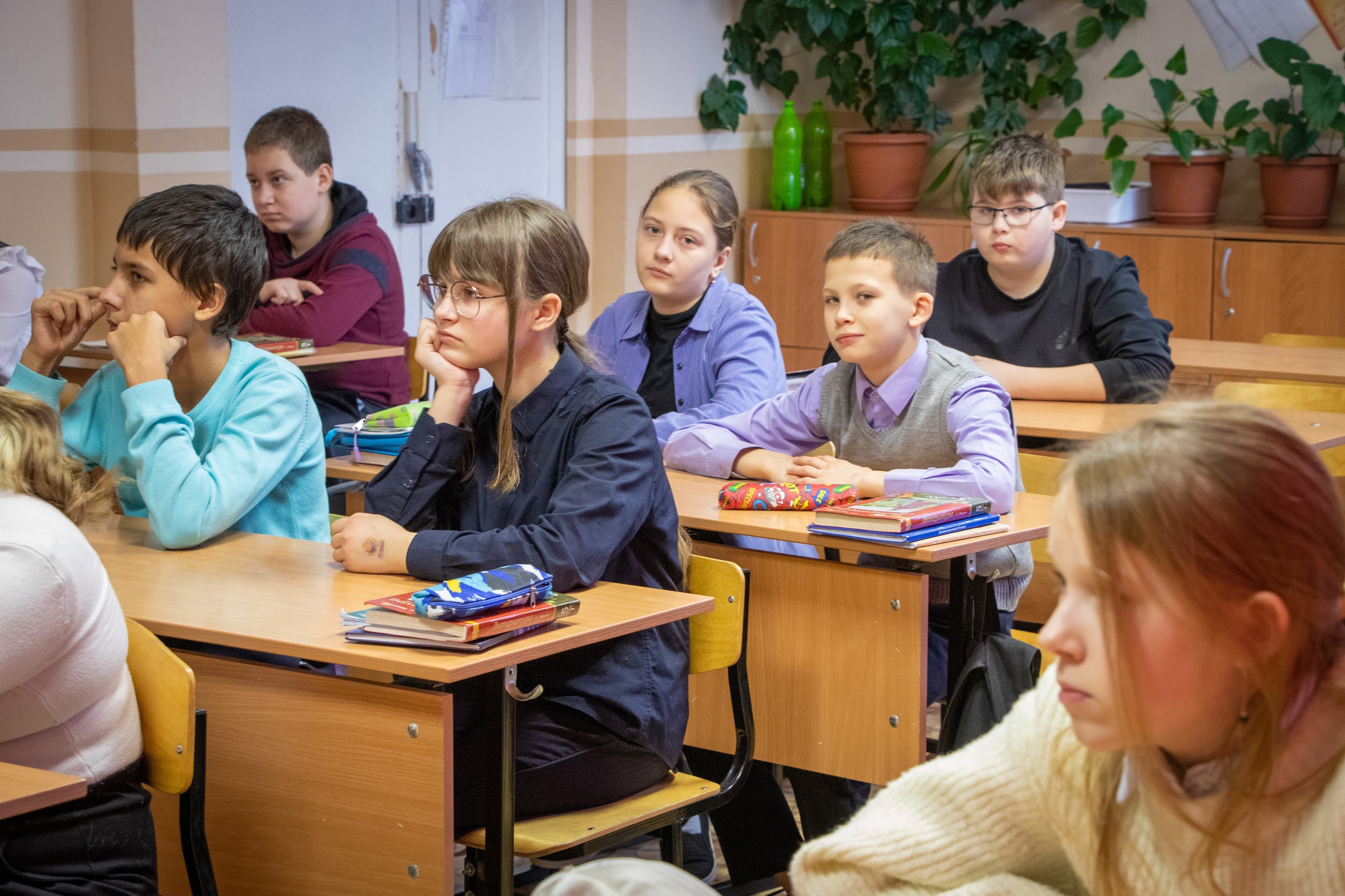 Студенческая 2 1. Урок литературы фото. Дети на уроке 5 класс. Уроки в 10 классе. 5а группа без учителя.